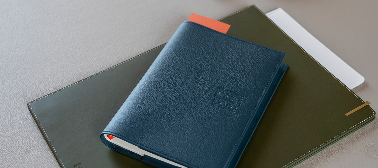 Gli Oggetti | Notizbuch 110° Anniversary Edition Poltrona Frau 110. Jubiläumsedition Luxus-Notizbuch mit blauer Frau® ColorSphere® Impact Less Lederhülle und handwerklichen Details, exklusives italienisches Design