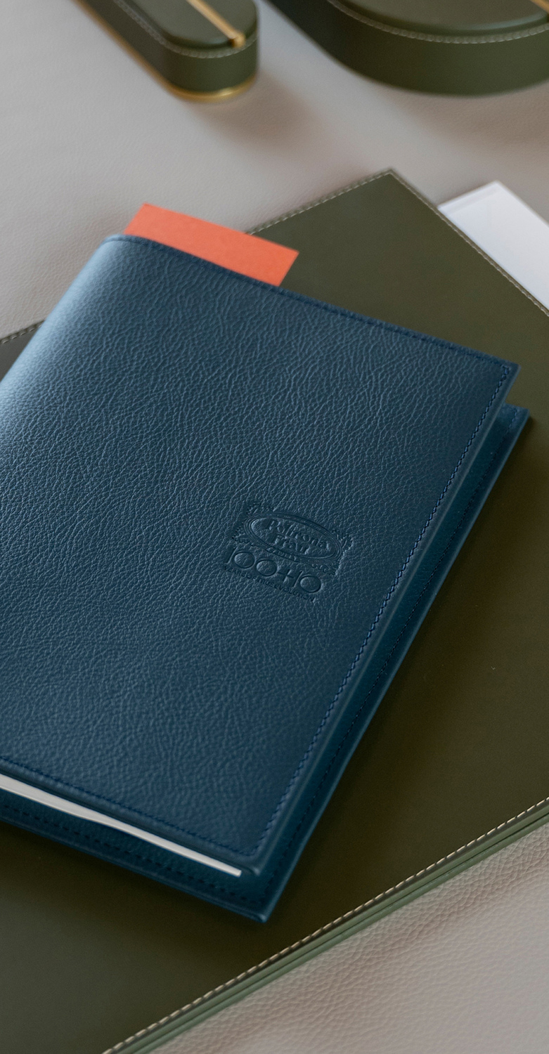 Gli Oggetti | Notizbuch 110° Anniversary Edition Poltrona Frau 110. Jubiläumsedition Luxus-Notizbuch mit blauer Frau® ColorSphere® Impact Less Lederhülle und handwerklichen Details, exklusives italienisches Design