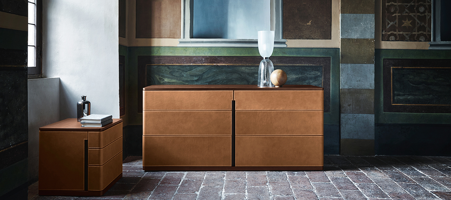 Alma | Lamp Alma lamp by Poltrona Frau, with leather base and glass diffuser, a symbol of Italian craftsmanship.