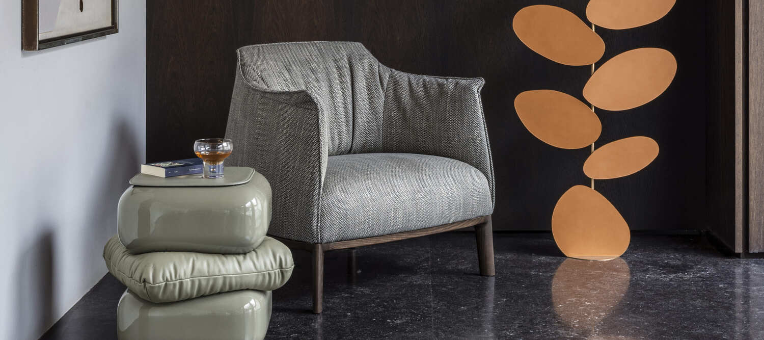 Poltrona Frau的Archibald扶手椅，木質底座，Pelle Frau®皮革與手工縫線，風格現代優雅。