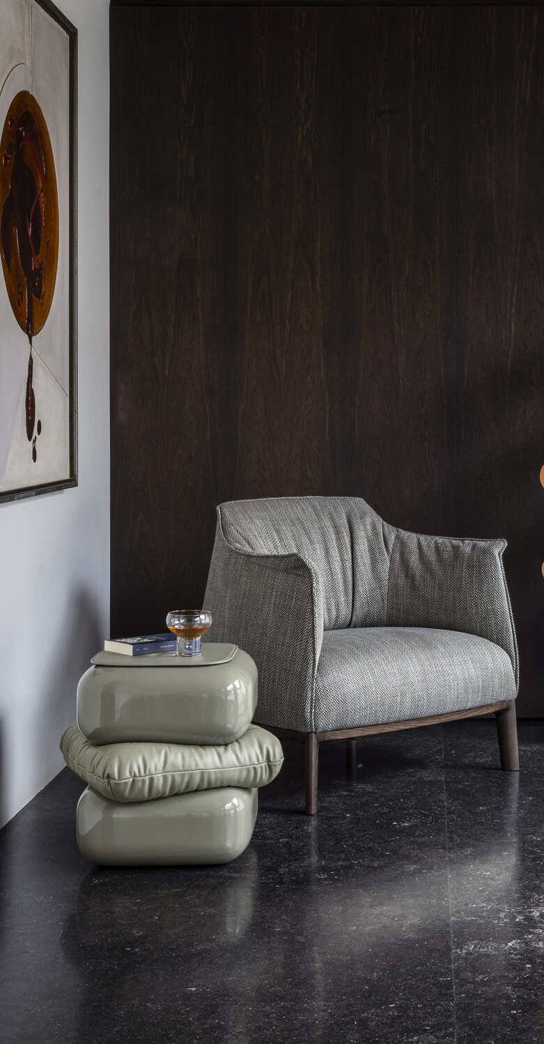 Poltrona Frau的Archibald扶手椅，木質底座，Pelle Frau®皮革與手工縫線，風格現代優雅。