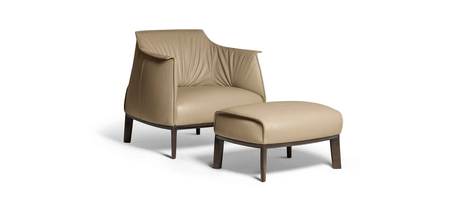 Archibald脚凳，实木底座与皮革包覆，体现意大利工艺与优雅。