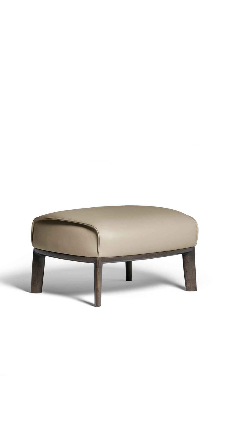 Archibald脚凳，实木底座与皮革包覆，体现意大利工艺与优雅。