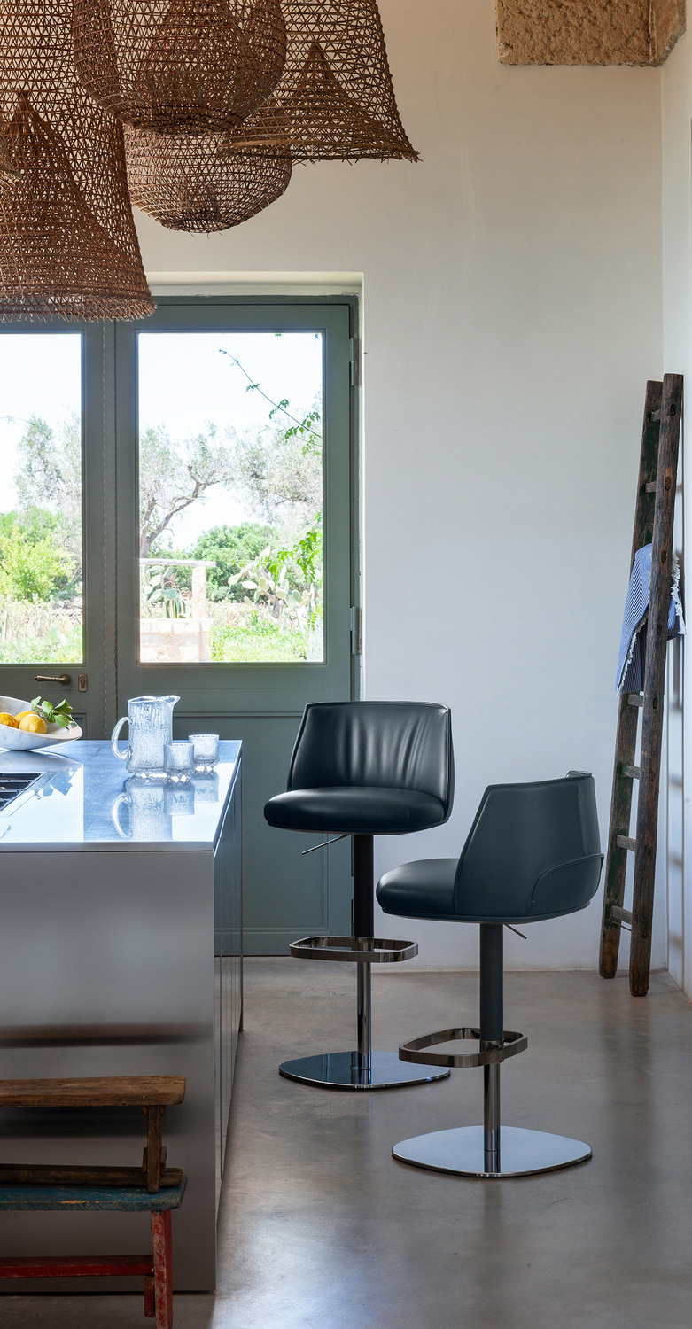 Poltrona Frau的Archibald鋼製高腳椅，義大利製造，極簡現代設計。