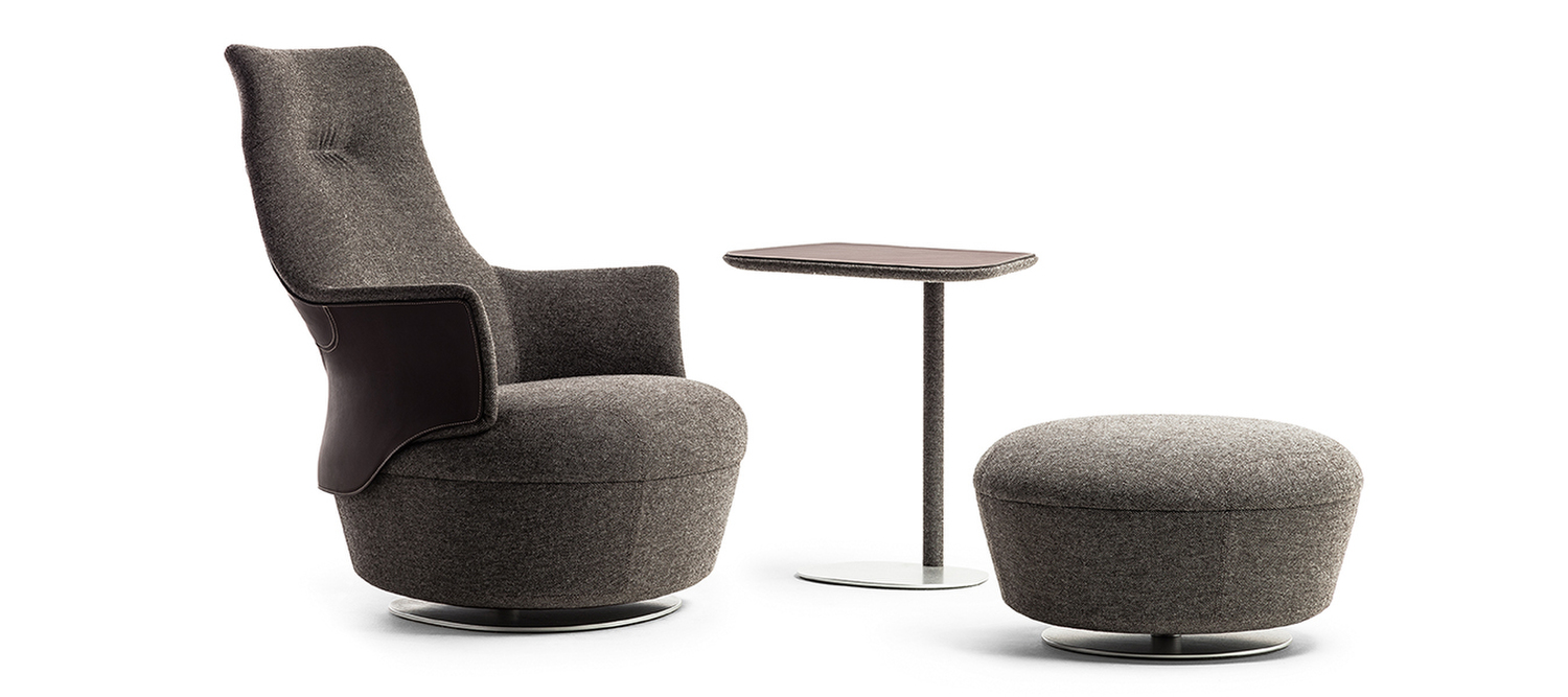 Assaya | Hocker Assaya Ottoman von Poltrona Frau, bezogen mit Pelle Frau® Leder oder Stoff, sichtbare Sattellederkante, Struktur aus abgelagertem Buchenholz, Design von Satyendra Pakhalé