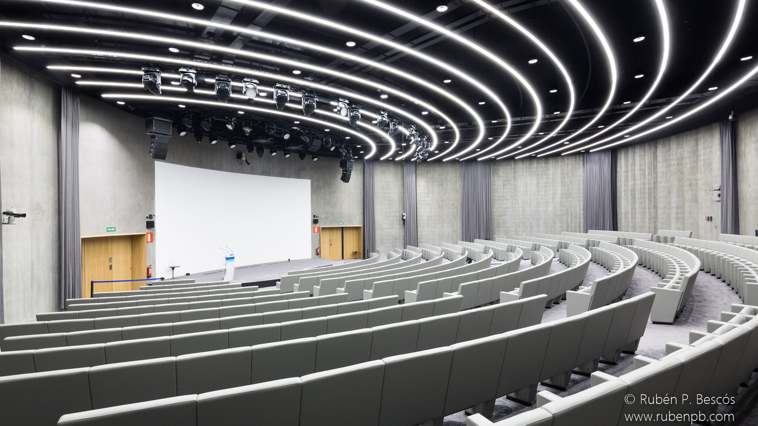 Poltrona Frau x BBVA Madrid : aménagements exclusifs pour les espaces de direction, où l’élégance et la qualité se rencontrent sous le signe du design italien.