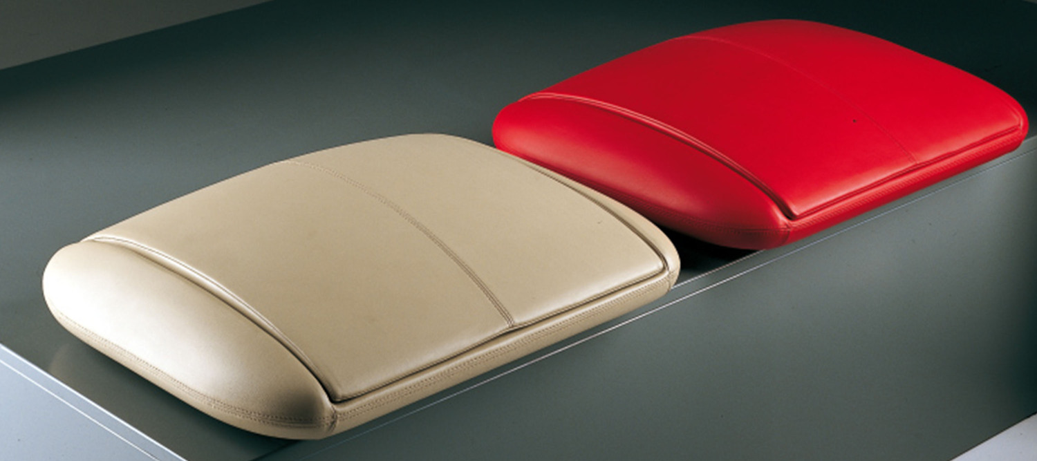 Bibi | Armchair Poltrona Frau Bibi: a technological seat with a tubular metal frame, automatic backrest opening, and upholstery in Pelle Frau® leather.