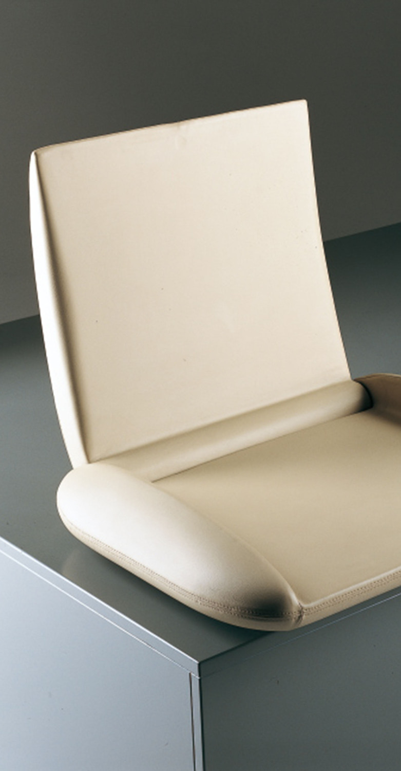 Bibi | Armchair Poltrona Frau Bibi: a technological seat with a tubular metal frame, automatic backrest opening, and upholstery in Pelle Frau® leather.