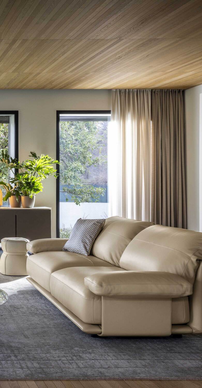 Blisscape | Divano Divano Blisscape di Poltrona Frau, con rivestimento in Pelle Frau® e design avvolgente, ideale per un living di lusso