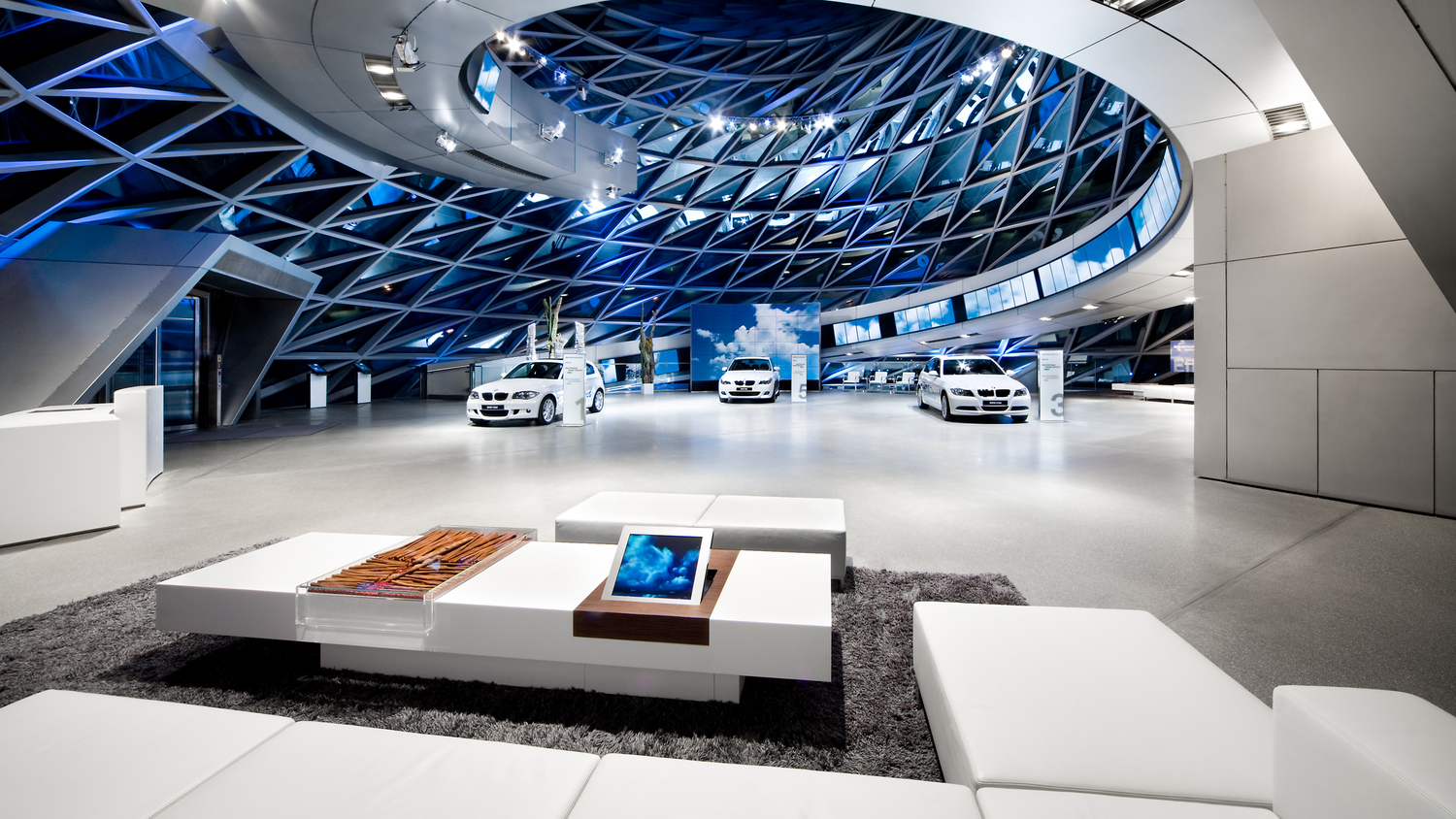 BMW Welt Innenräume des BMW Welt, mit Poltrona Frau-Möbeln, maßgeschneidertes Design und italienische Handwerkskunst für ikonische Räume