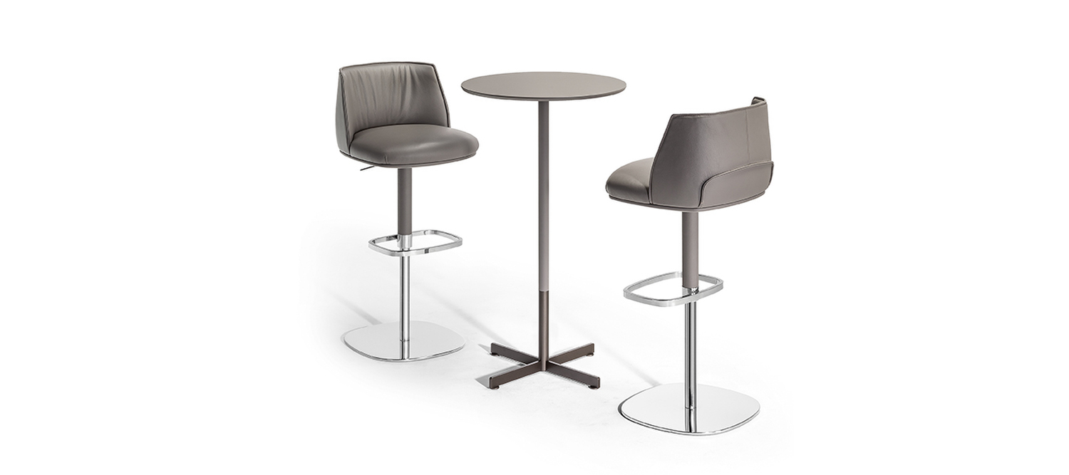 Bob Bistrot | Tavolo rotondo h. 110cm Tavolo rotondo Bob Bistrot h.110 di Poltrona Frau, design Jean-Marie Massaud, base a croce in acciaio spazzolato, piano in Fenix NTM® o marmo Calacatta oro, soluzione di lusso versatile per hotellerie e hospitality