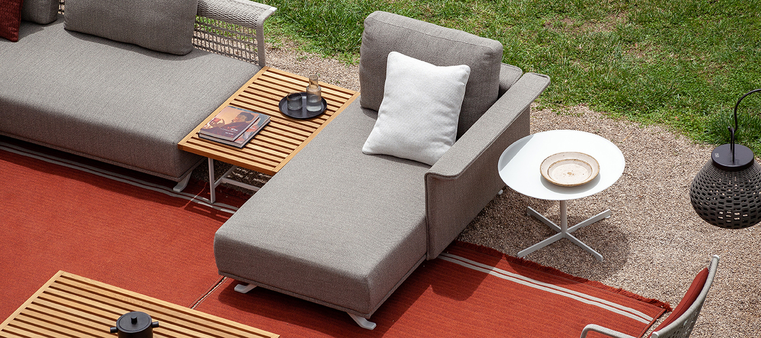 Bob Outdoor | Tavolino Tavolino Bob Outdoor di Poltrona Frau, design Jean-Marie Massaud in acciaio inox verniciato, disponibile in chalk, rust o basalt, design di lusso per arredamento d'esterni