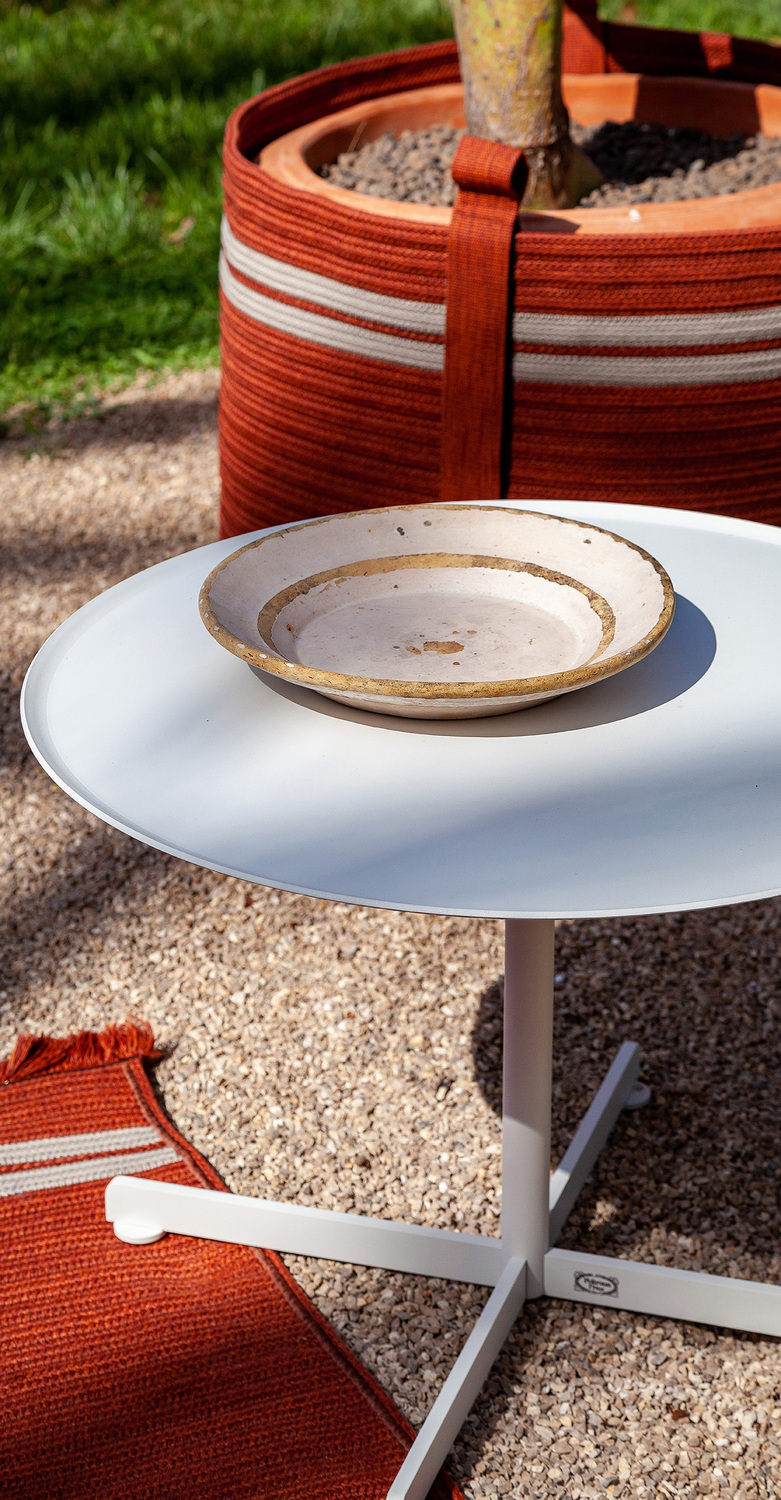 Bob Outdoor | Tavolino Tavolino Bob Outdoor di Poltrona Frau, design Jean-Marie Massaud in acciaio inox verniciato, disponibile in chalk, rust o basalt, design di lusso per arredamento d'esterni