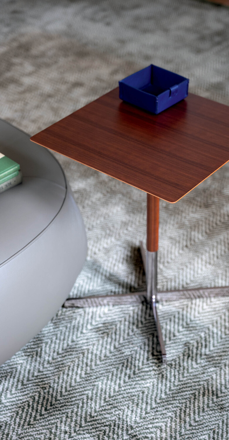 Bob | Table basse carrée Table carrée Bob de Poltrona Frau, en bois massif, design contemporain Made in Italy.