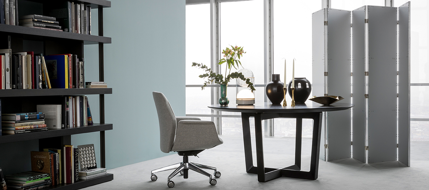 Bolero | Round table Bolero round table by Poltrona Frau, in solid wood with elegant finishes, refined Italian design.