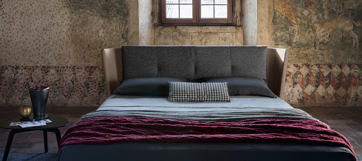 Cama Bretagne de Poltrona Frau, refinada artesanía italiana con cuero Pelle Frau®, pies de aluminio cañón y cojines suaves desenfundables