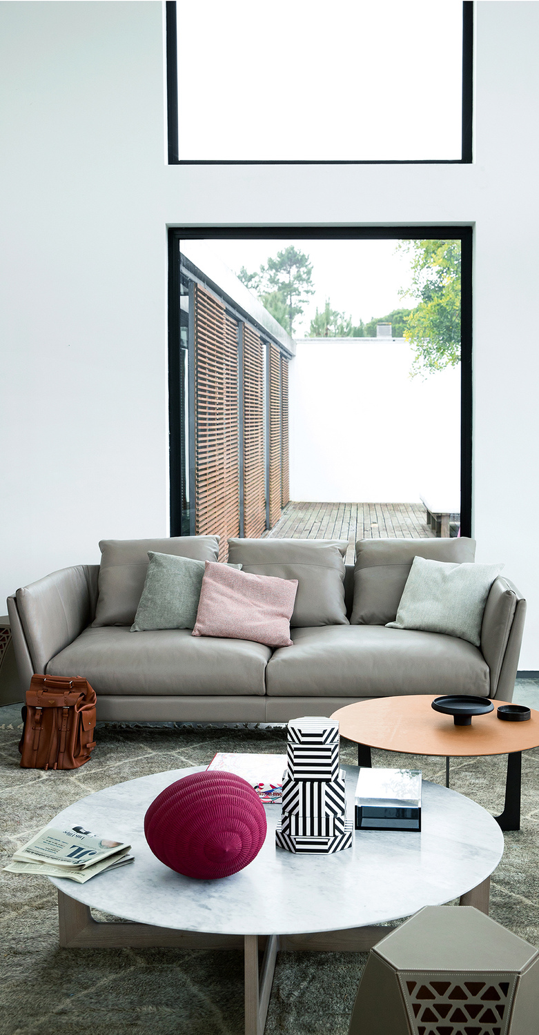 Bretagne | Sofa Bretagne Sofa von Poltrona Frau, elegantes Design mit Pelle Frau® Lederbezug, Massivholzstruktur, essentielle und umhüllende Linien, Aluminiumfüße in Gunmetal
