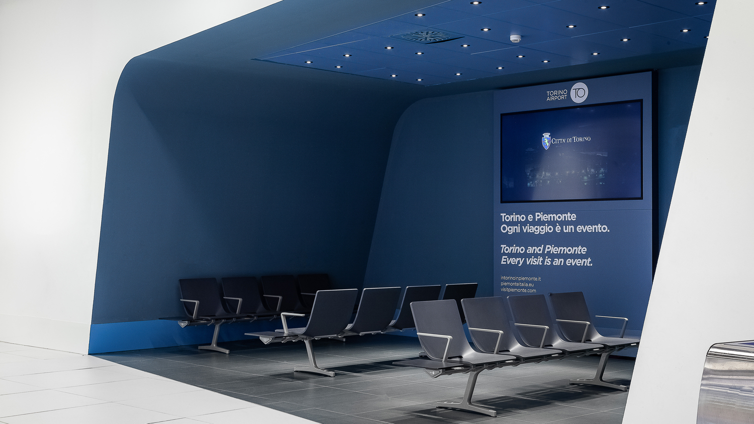 Caselle International Airport Interni dell'Aeroporto Internazionale di Caselle, con sedute Poltrona Frau, design funzionale e raffinato per viaggiatori