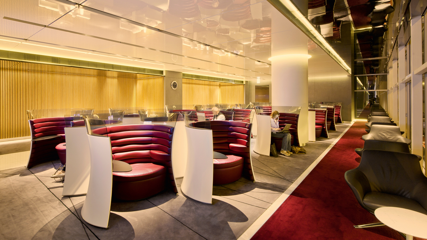 Cathay Pacific Lounge Intérieurs du salon Cathay Pacific, avec mobilier en cuir Poltrona Frau, style italien exclusif pour les espaces d’attente luxueux