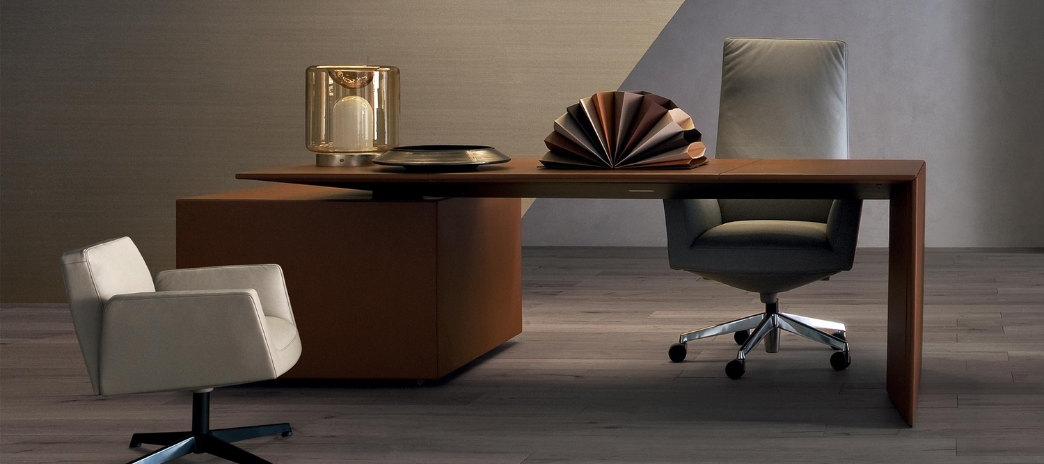 Ceo Cube | Desk CEO Cube desk by Poltrona Frau, in wood and leather, an example of Italian elegance for professional environments.