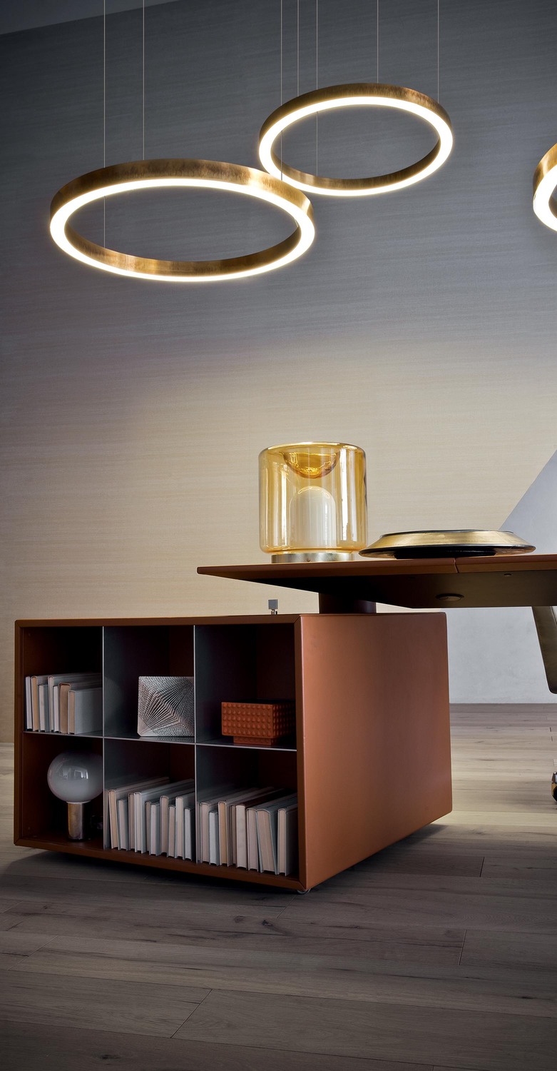 Ceo Cube | Desk CEO Cube desk by Poltrona Frau, in wood and leather, an example of Italian elegance for professional environments.