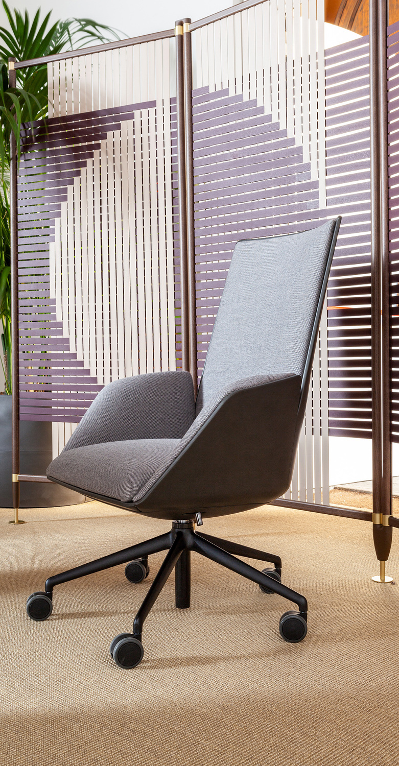 Cercle | Office chair Cercle office chair by Poltrona Frau, design by Lievore Altherr Park, ergonomic synchronized mechanism, differentiated-density padding, five-spoke base in polished aluminum or black lacquer, available in Pelle Frau® leather or leather-fabric combination