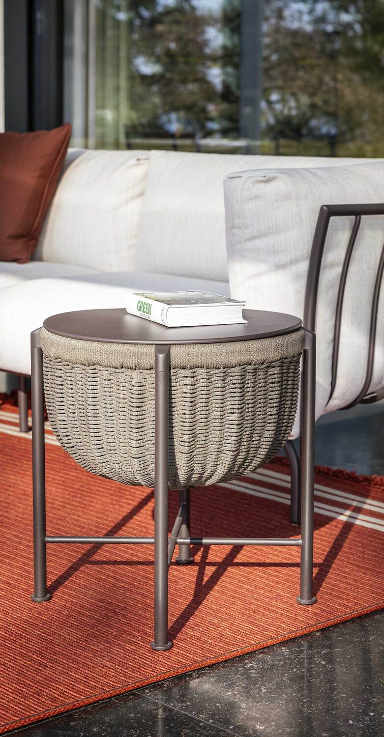 Cestlavie Outdoor | Panier Table basse Cestlavie Outdoor de Poltrona Frau, design GamFratesi, panier en corde tressée avec structure en aluminium laqué, polyvalent comme table, rangement ou glacière, couvercle optionnel avec languette en cuir