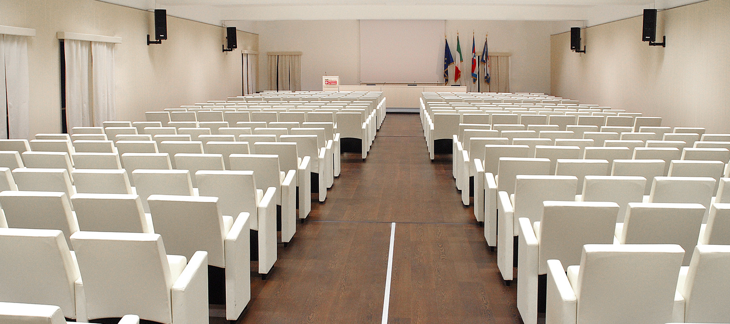 Corum de Poltrona Frau allie élégance et praticité dans un fauteuil à structure métallique et revêtement artisanal de haute qualité.