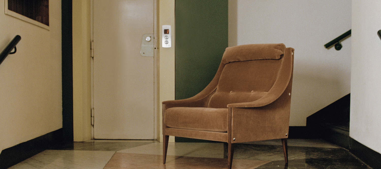 Dezza 48 | Sillón Sillón Dezza 48 de Poltrona Frau, diseño de Gio Ponti, cuero Pelle Frau®, reposacabezas integrado de plumón de ganso, estructura modular, patas de fresno lacado negro o blanco o nogal Canaletto