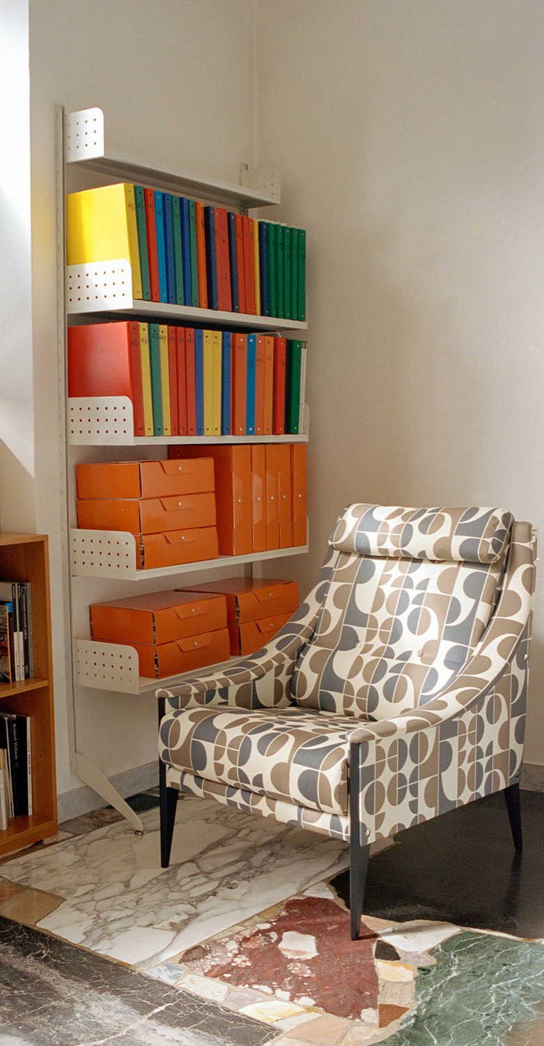 Dezza 48 | Sillón Sillón Dezza 48 de Poltrona Frau, diseño de Gio Ponti, cuero Pelle Frau®, reposacabezas integrado de plumón de ganso, estructura modular, patas de fresno lacado negro o blanco o nogal Canaletto