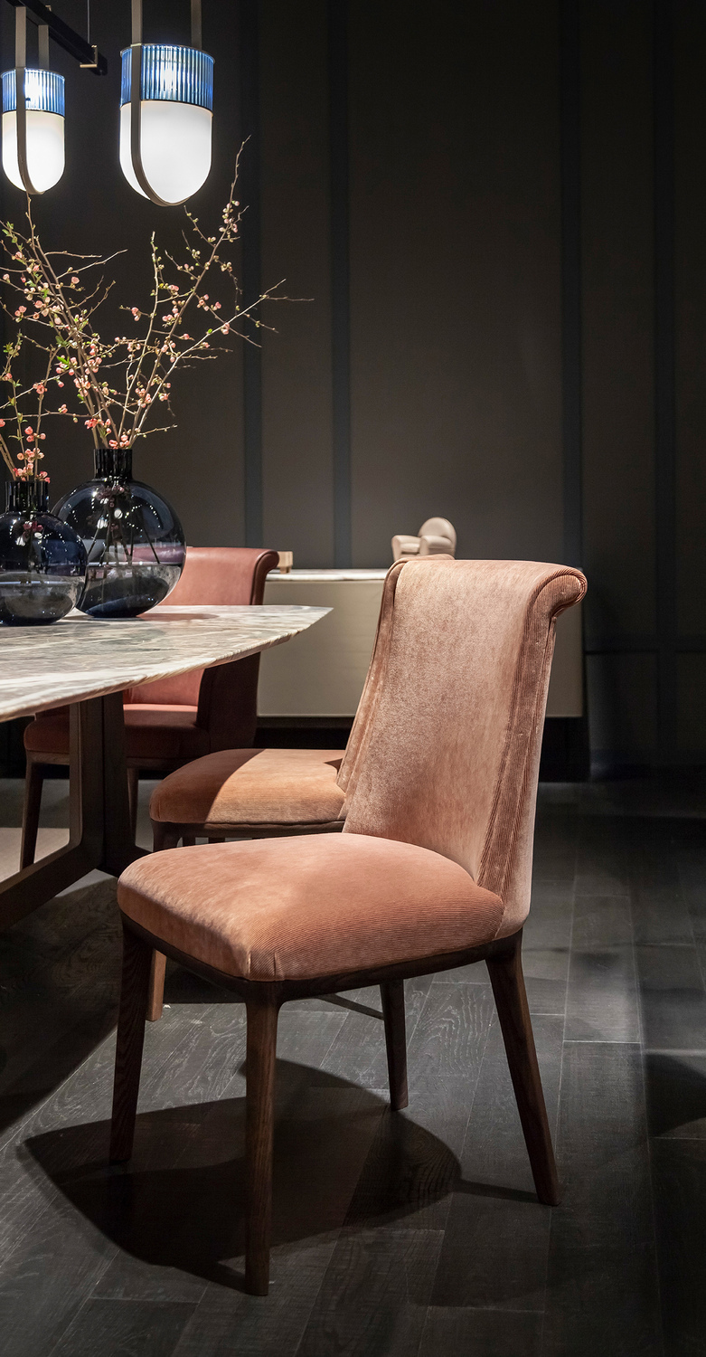 Diva | Silla Silla Diva de Poltrona Frau, estructura de madera maciza y asiento tapizado en Pelle Frau®, diseño italiano sofisticado.