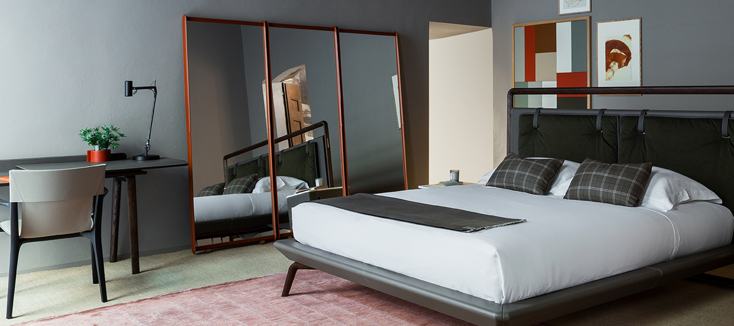 Dorian | Miroir Le miroir Dorian de Poltrona Frau, signé par Roberto Lazzeroni, associe la luminosité du verre au cadre en cuir. Un design minimal et raffiné qui apporte une élégance discrète à chaque intérieur.