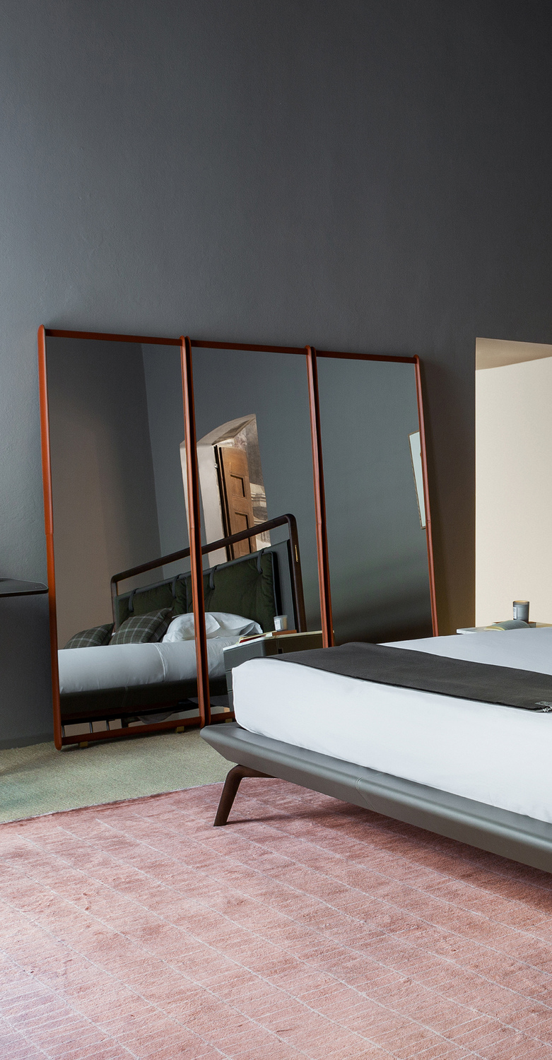 Dorian | Miroir Le miroir Dorian de Poltrona Frau, signé par Roberto Lazzeroni, associe la luminosité du verre au cadre en cuir. Un design minimal et raffiné qui apporte une élégance discrète à chaque intérieur.