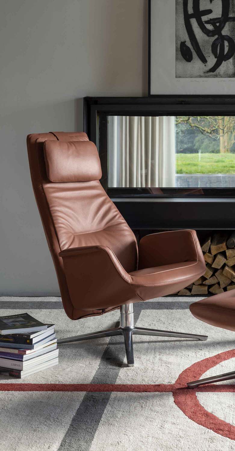 Fauteuil Downtown Lounge de Poltrona Frau, revêtu de Pelle Frau®, lignes contemporaines du design italien.