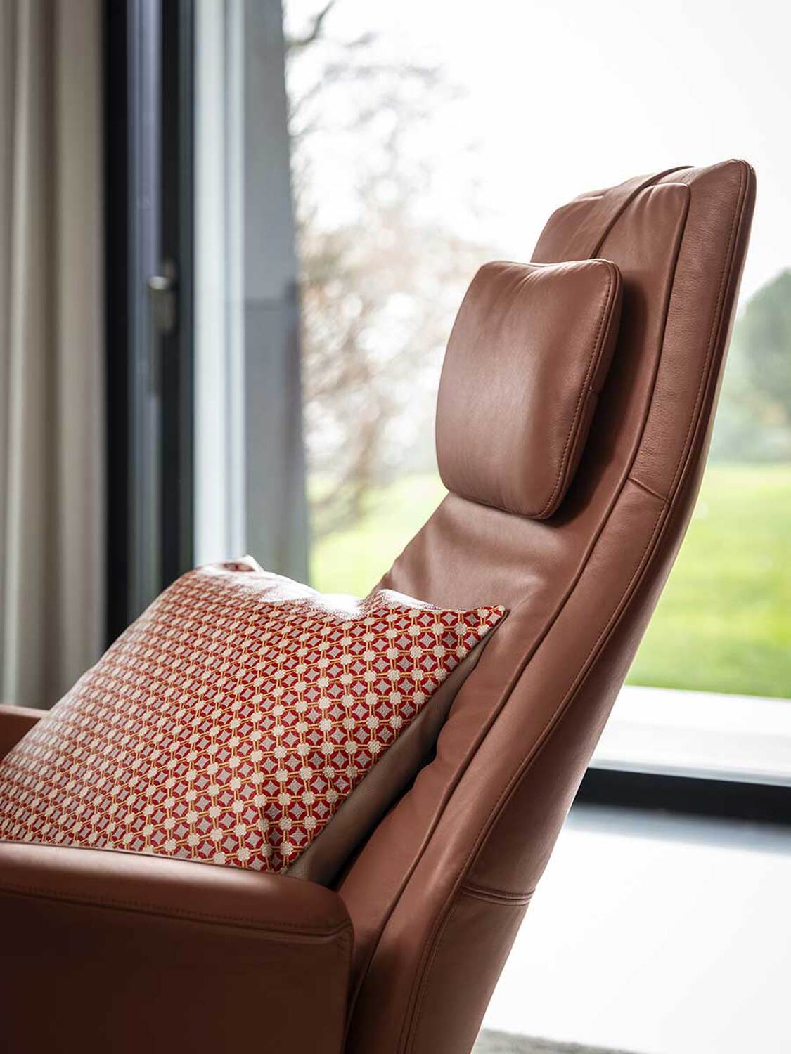 04 downtown lounge armchair