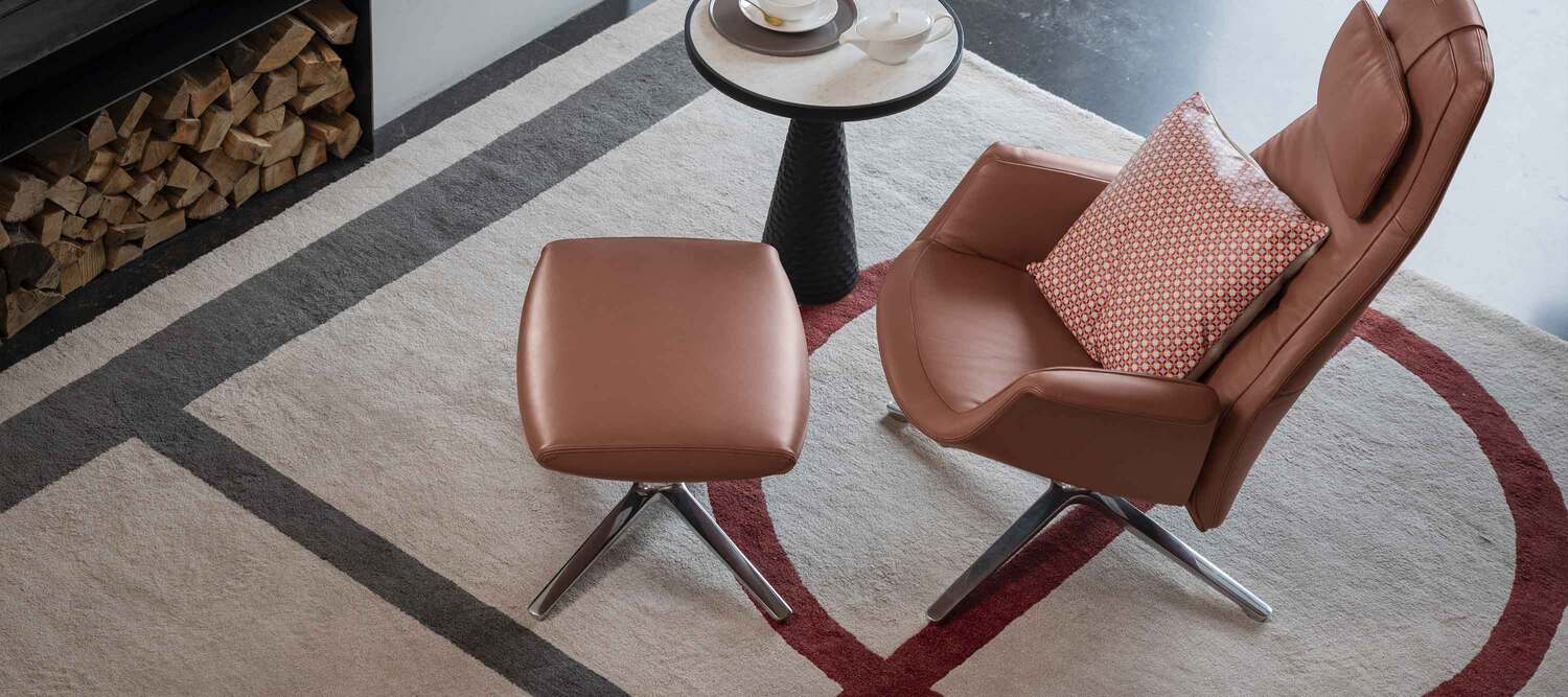 Downtown Lounge | オットマン ジャン=マリー・マソーによるデザイン。ポルトローナ・フラウのDowntown Loungeプフ。快適で現代的なレザースタイル。