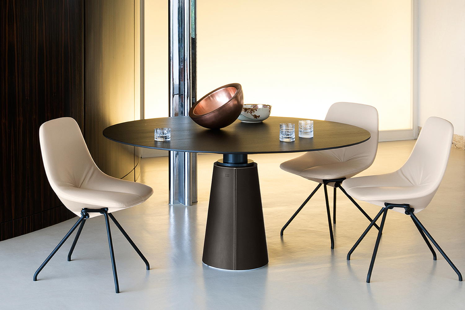 Poltrona Frau的DU 30椅，鋼結構與Pelle Frau®，義大利50年代設計經典。