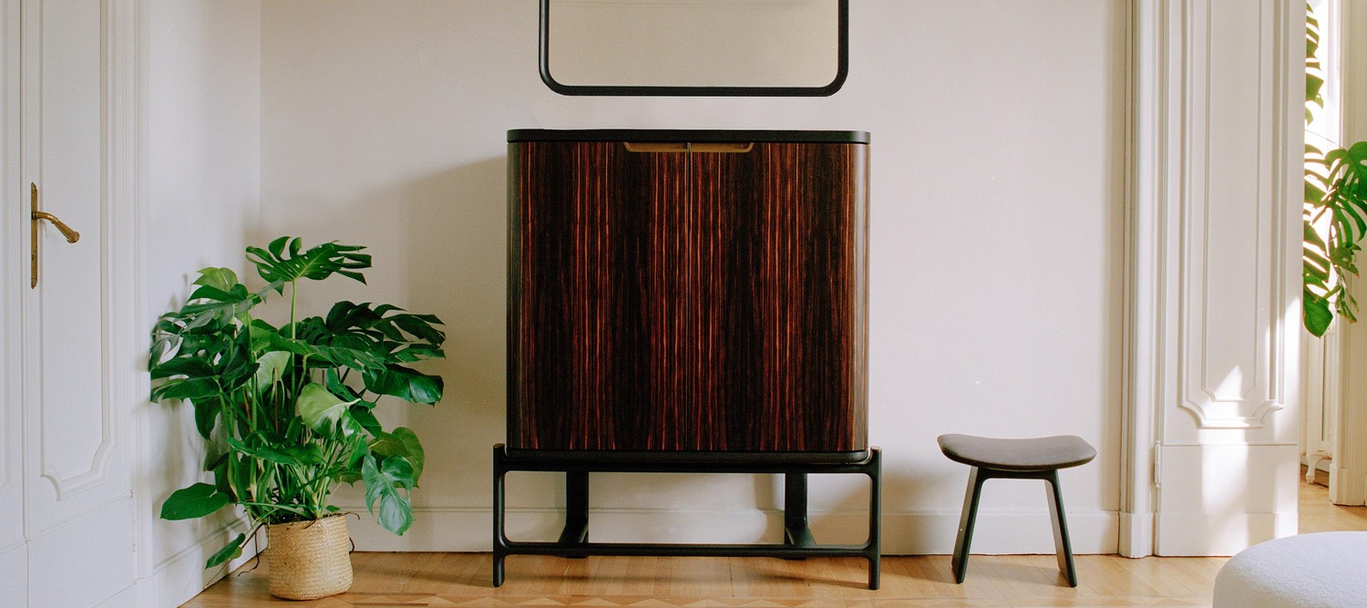 DUO | Cabinet Cabinet DUO Poltrona Frau, frêne massif, noyer naturel ou ébène, plateau en marbre, verre ou frêne, éclairage LED à l’ouverture, artisanat de luxe italien