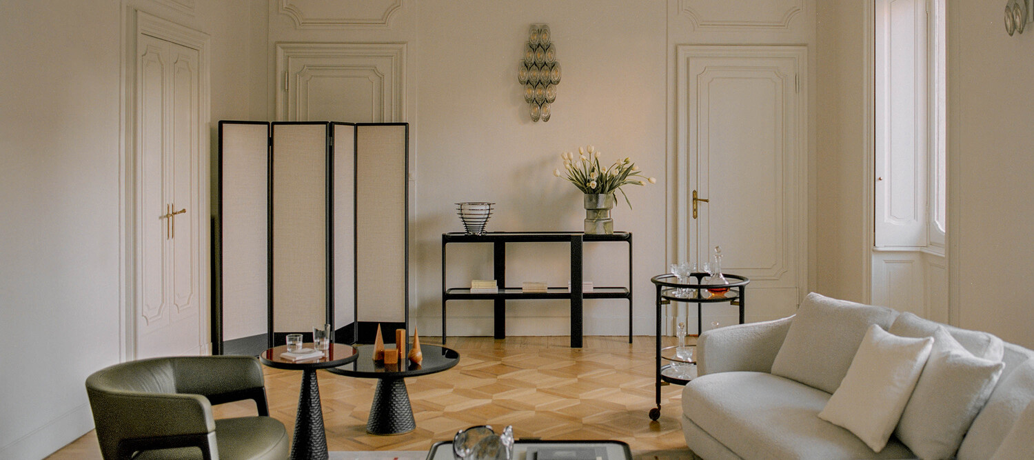 DUO | Console Console DUO de Poltrona Frau, en frêne massif avec des détails en métal bruni, exemple de l’artisanat italien.