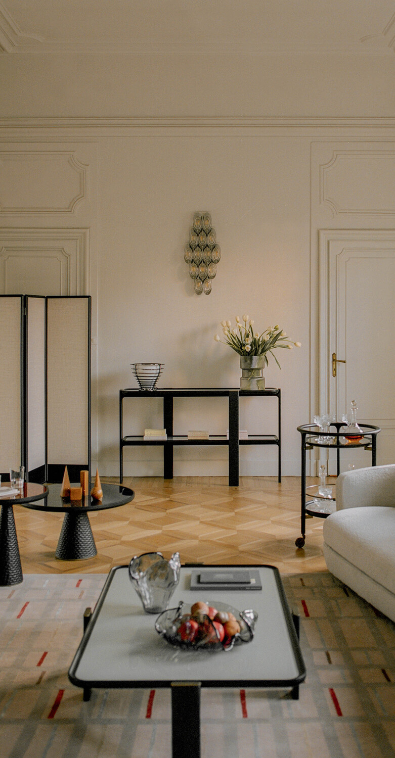 DUO | Console Console DUO de Poltrona Frau, en frêne massif avec des détails en métal bruni, exemple de l’artisanat italien.