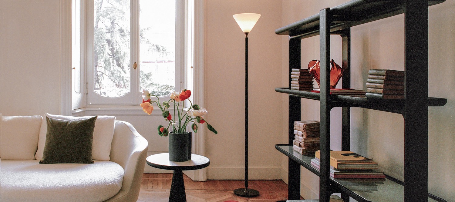 DUO | Lampe Lampadaire DUO de Poltrona Frau avec tige en frêne massif à finition cannetè, base en laiton bronzé, diffuseur en verre opalin blanc, artisanat italien de luxe