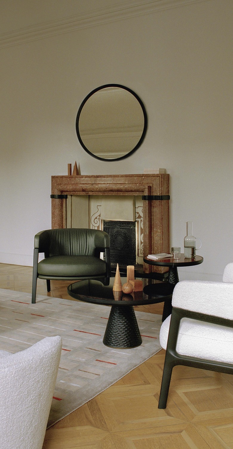 DUO | Miroir Miroir DUO de Poltrona Frau, cadre en bois massif et détails artisanaux italiens.