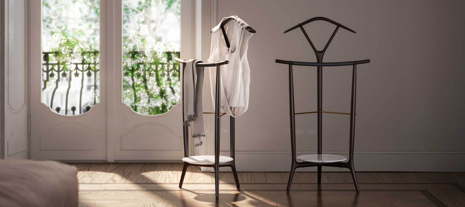 DUO-Kleiderständer von Poltrona Frau, aus Massivholz mit edlen Details, elegantes und funktionales italienisches Design.