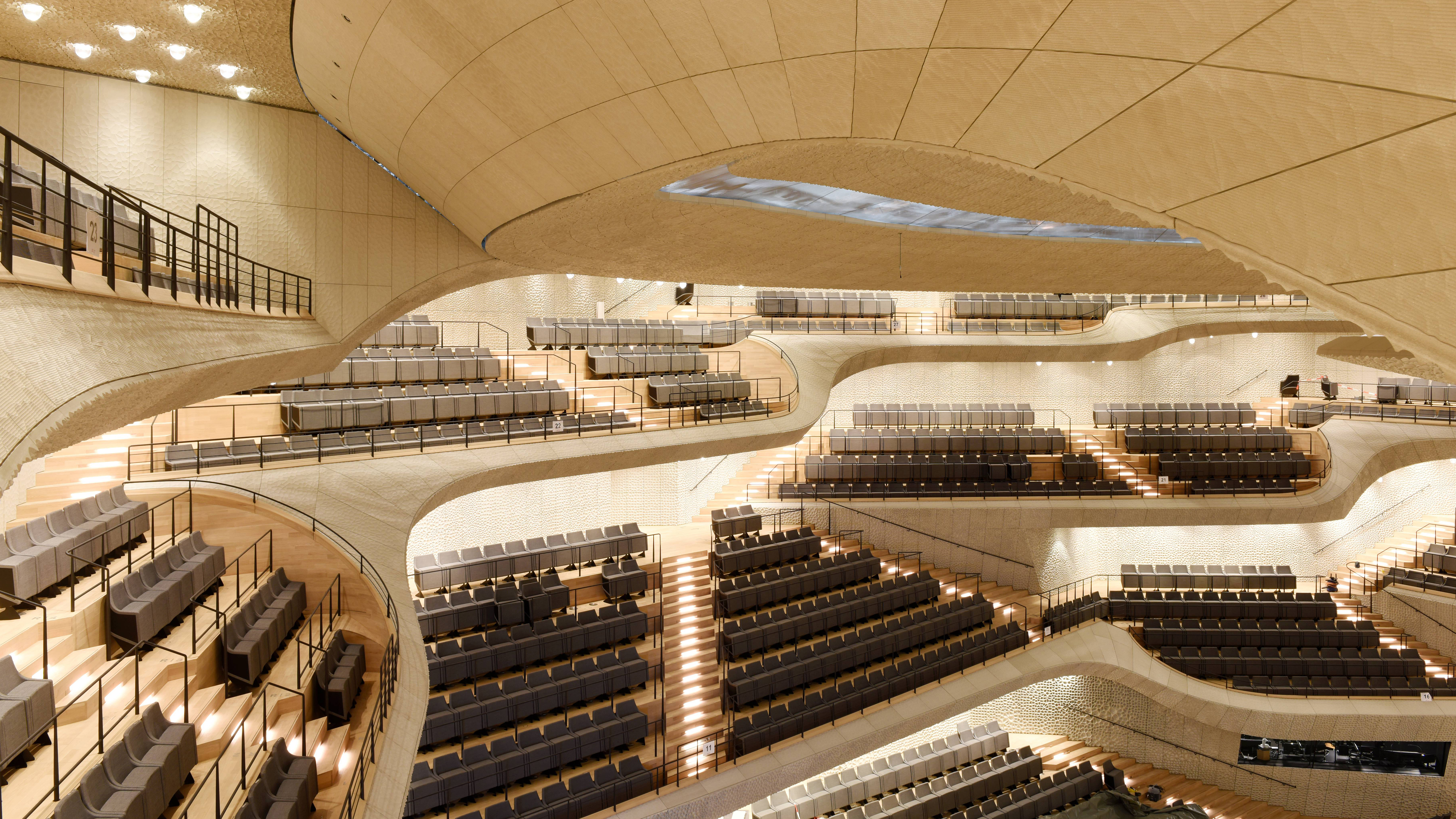 ELBPHILHARMONIE ヘルツォーグ& de ムーロン ヘルツォーク＆ド・ムーロンのエルプフィル、ついに完成