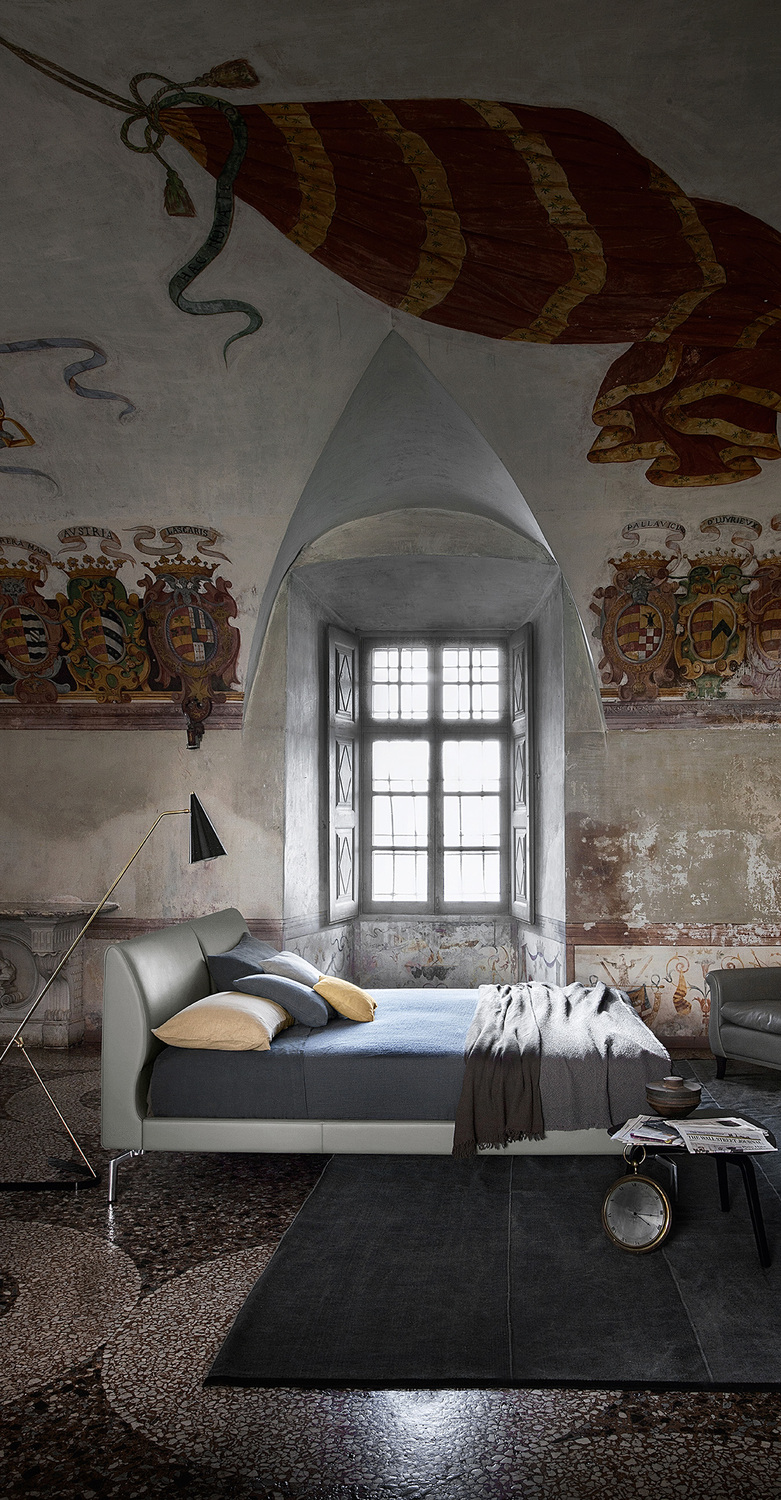 Eosonno | Letto Letto Eosonno di Poltrona Frau con testata in faggio stagionato, imbottitura in poliuretano espanso, base in listellare di abete, rivestimento in morbida Pelle Frau®, piedi personalizzabili in alluminio