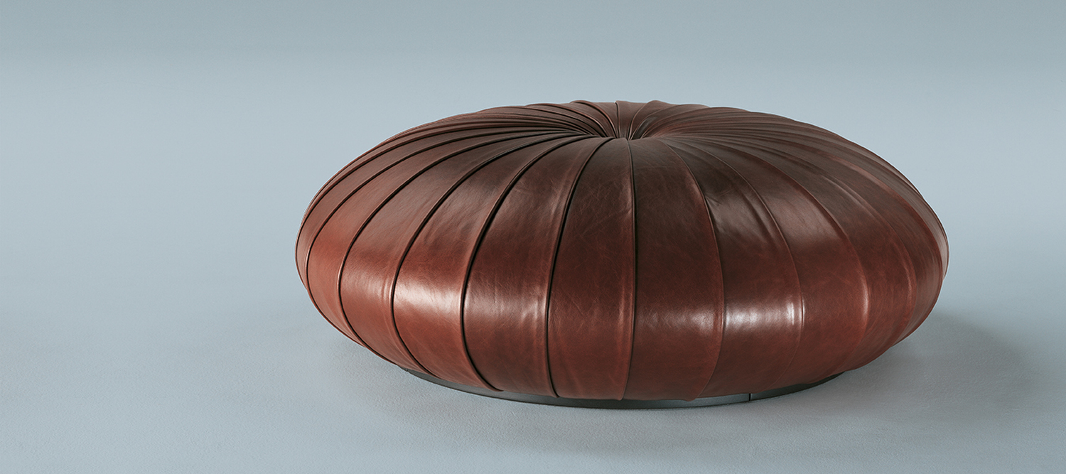 Esedra | Pouf Pouf Esedra di Poltrona Frau con struttura interna in multistrato di betulla e massello di faggio, basamento in legno laccato nero antigraffio, imbottitura in poliuretano, rivestimento in Pelle Frau®