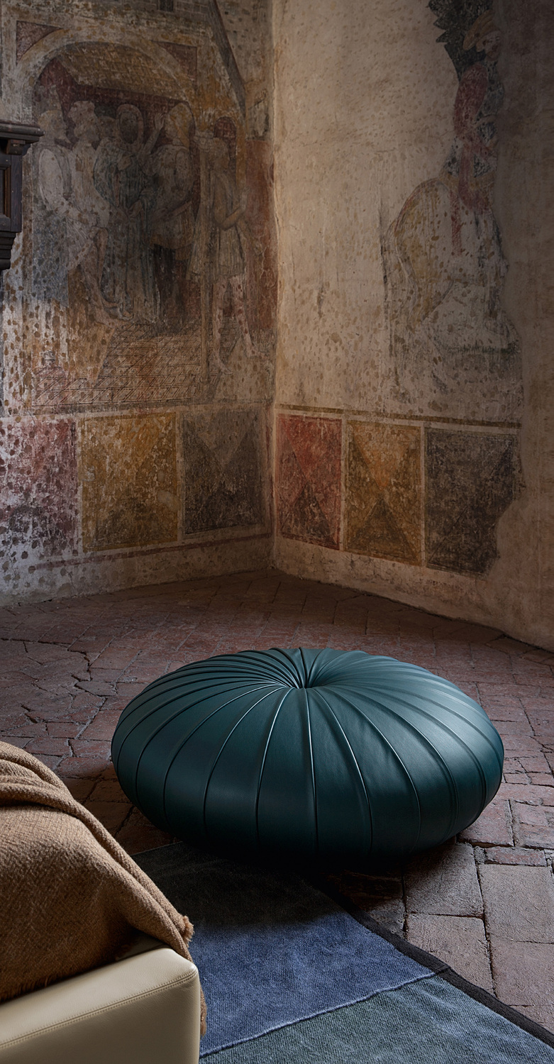 Esedra | Pouf Pouf Esedra di Poltrona Frau con struttura interna in multistrato di betulla e massello di faggio, basamento in legno laccato nero antigraffio, imbottitura in poliuretano, rivestimento in Pelle Frau®