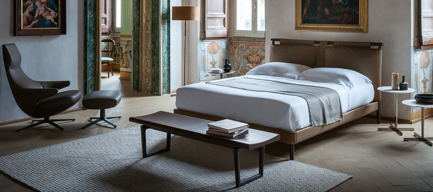 Fidelio | Sitzbank Fidelio-Bank von Poltrona Frau, aus Massivholz und Pelle Frau®, Beispiel für modernes italienisches Design.