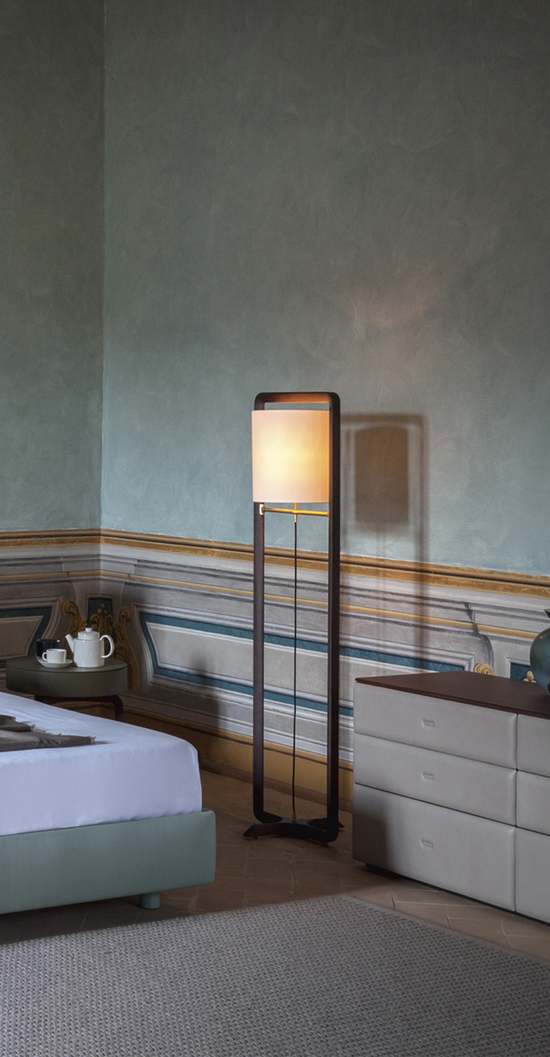 Fidelio | Lampada Lampada da terra Fidelio Poltrona Frau in frassino moka o wengé, paralume in tela e dettagli in ottone naturale, design italiano raffinato