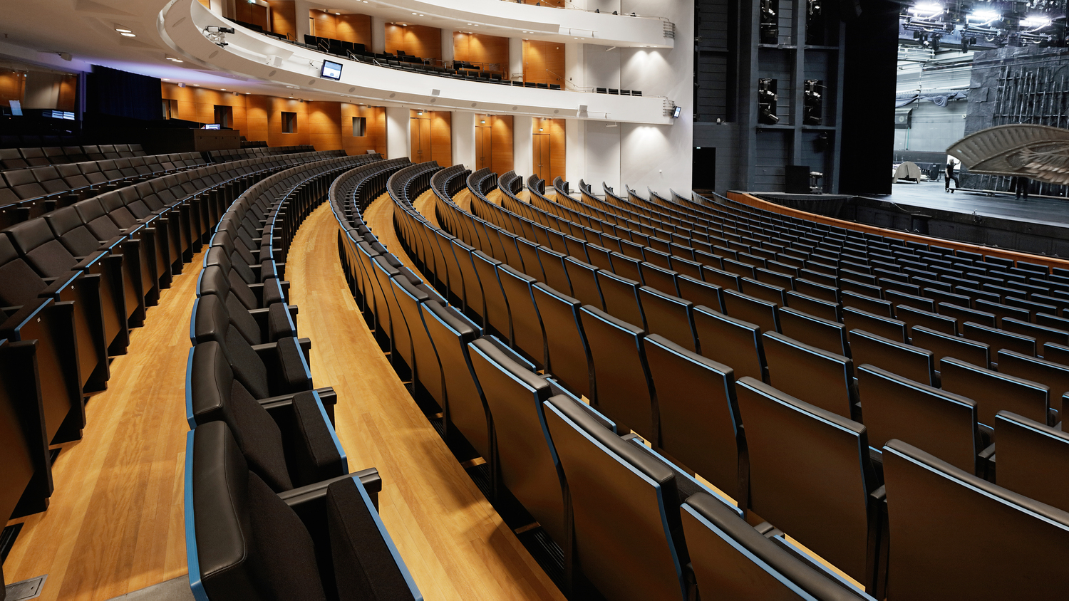 Finnish National Opera House Poltrona Frau x Finnish National Opera House: maßgefertigte Einrichtung aus Holz und Pelle Frau®-Leder für ein anspruchsvolles und komfortables Theatererlebnis.